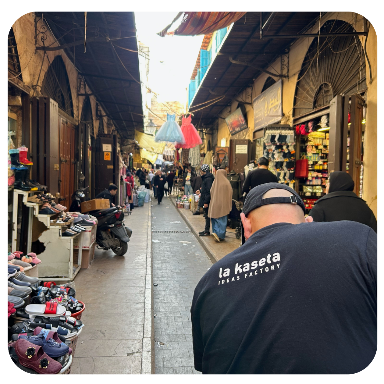 img-noia-somrient-1260x1260p